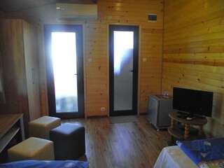 Гостевой дом Lozyata Guest House Обзор Трехместный номер с видом на горы-2
