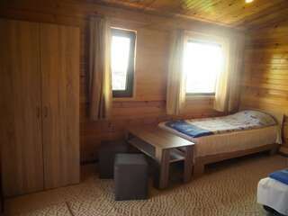 Гостевой дом Lozyata Guest House Обзор Трехместный номер с видом на море-1